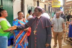 Bamenda: Archbishop Nkea comforts fire disaster victims