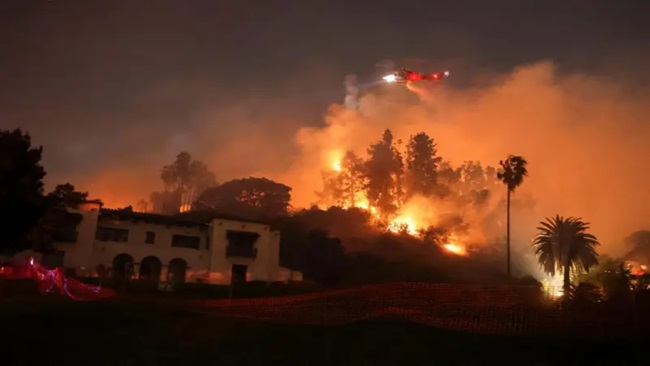 US: fire erupts in Hollywood Hills